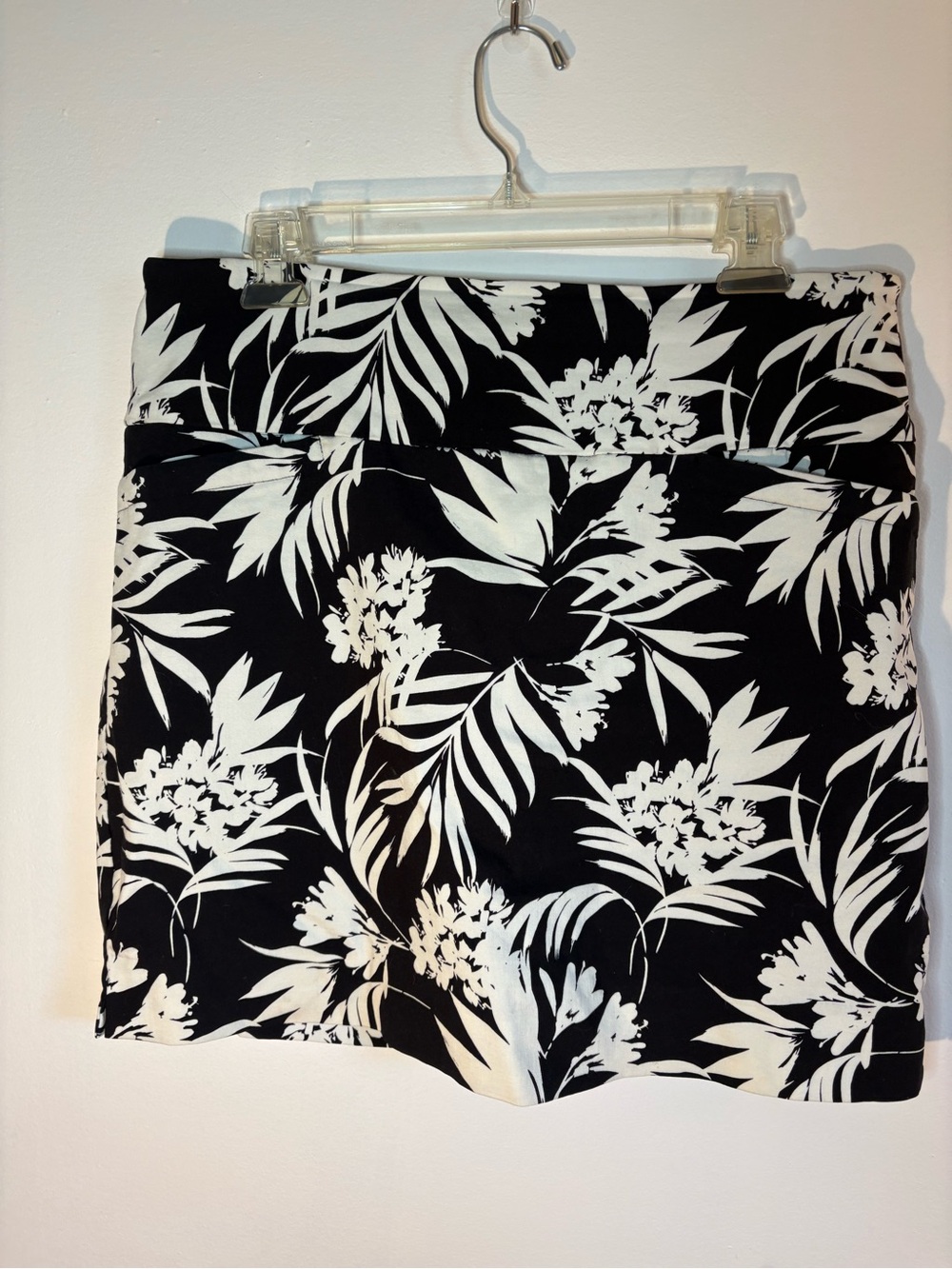 S.C. & Co. Black White Tropical Print Skort Size Large Pull-On Shorts Skirt